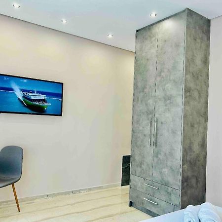 Port Twins Suites No2 Piraeus Bagian luar foto