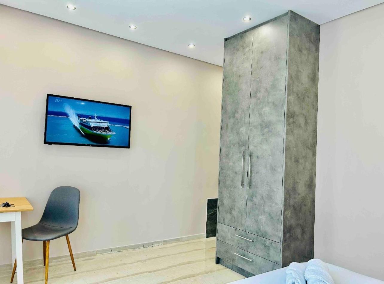 Port Twins Suites No2 Piraeus Bagian luar foto
