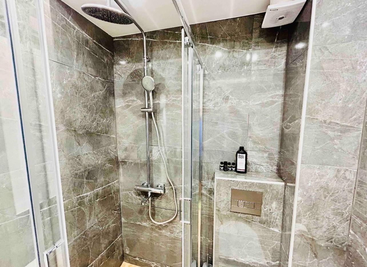 Port Twins Suites No2 Piraeus Bagian luar foto